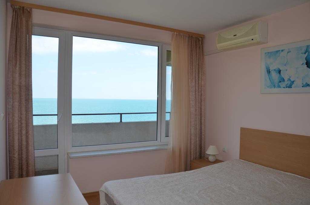 Single Private Apartments In Marina View Fort Beach Sveti Vlas Luaran gambar